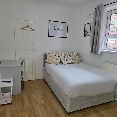 Budget Grey House Лондон Экстерьер фото
