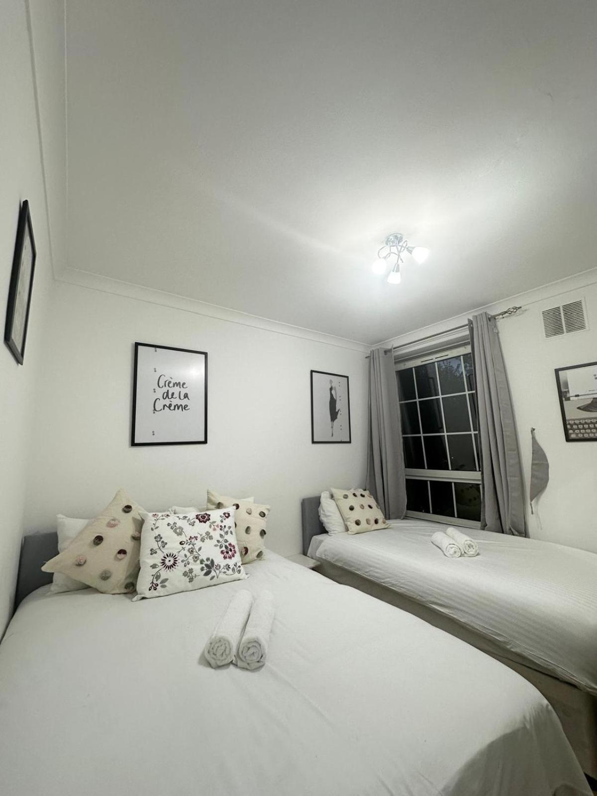 Budget Grey House Лондон Экстерьер фото