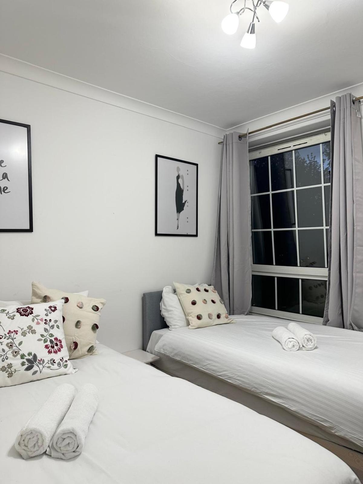 Budget Grey House Лондон Экстерьер фото