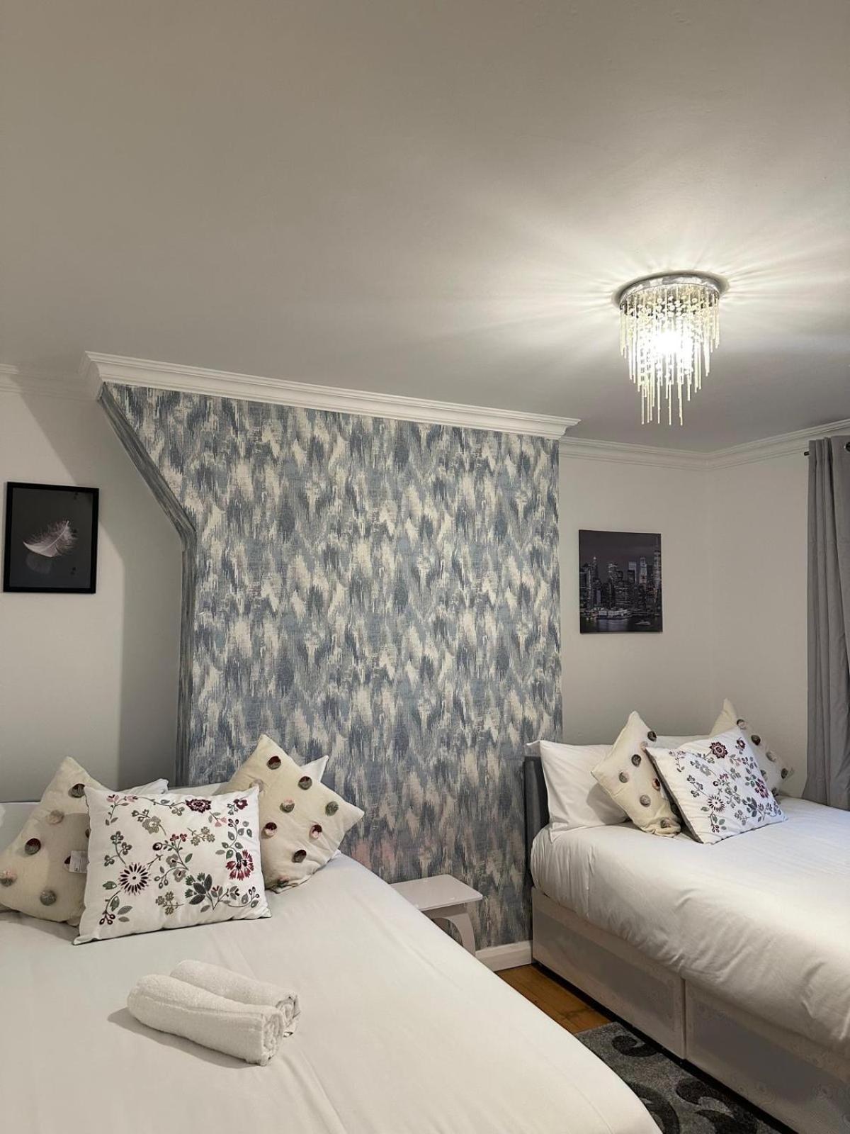 Budget Grey House Лондон Экстерьер фото