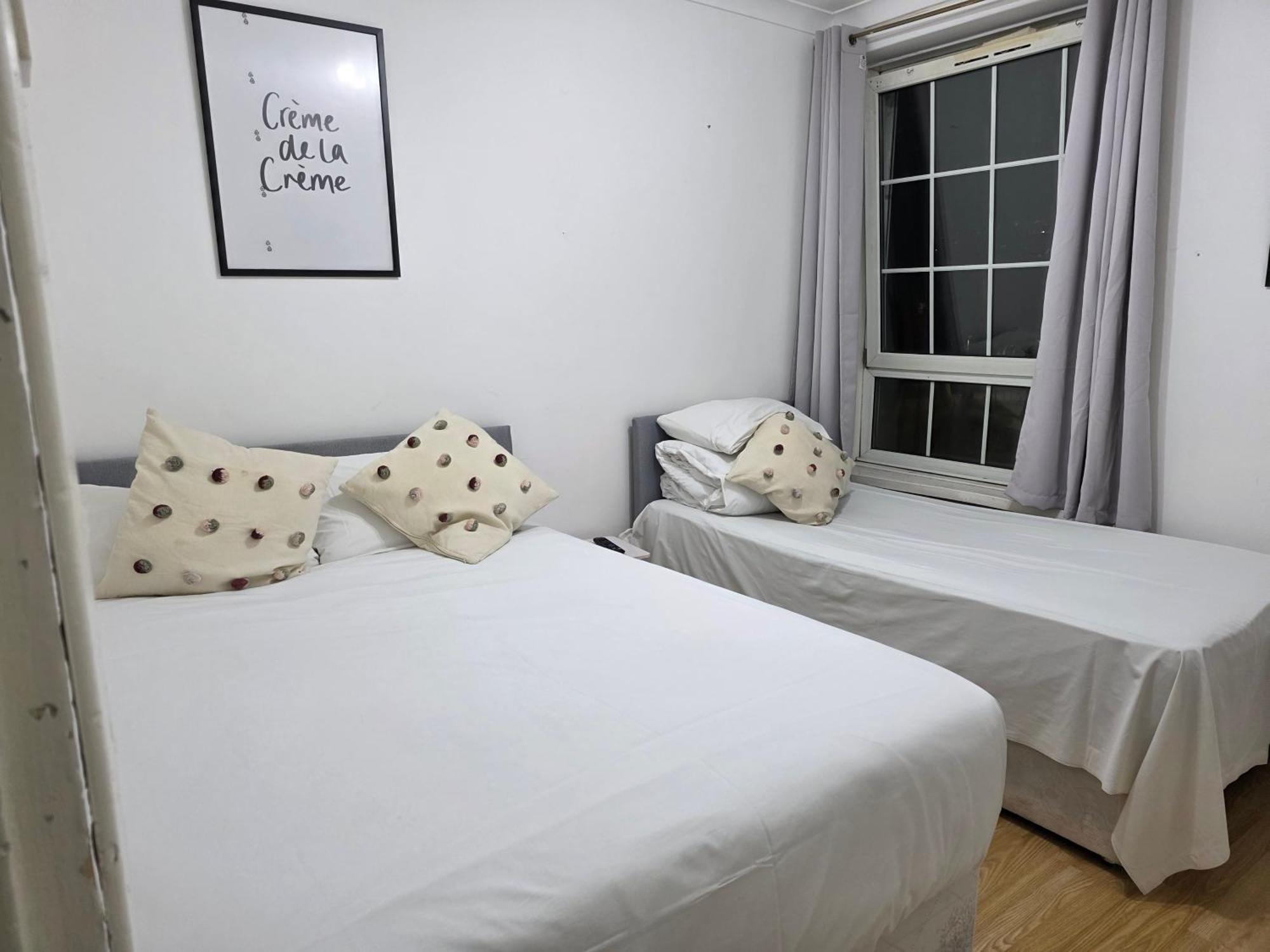 Budget Grey House Лондон Экстерьер фото
