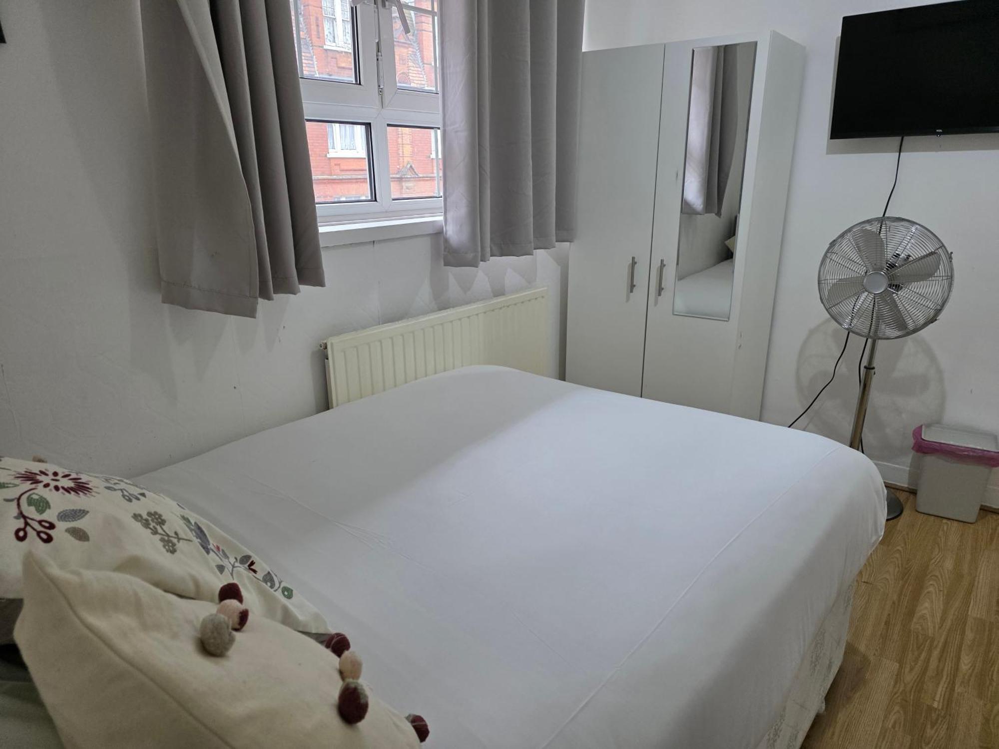 Budget Grey House Лондон Экстерьер фото