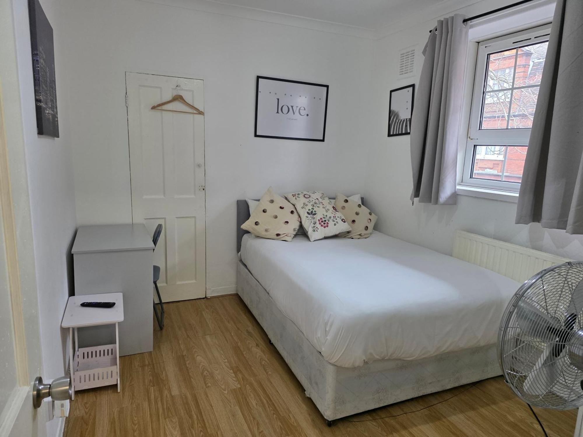 Budget Grey House Лондон Экстерьер фото