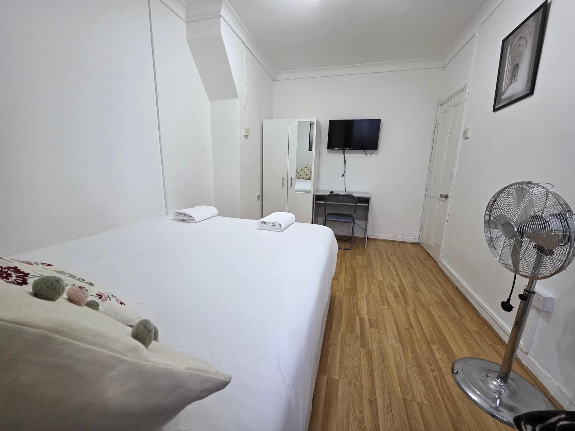 Budget Grey House Лондон Экстерьер фото