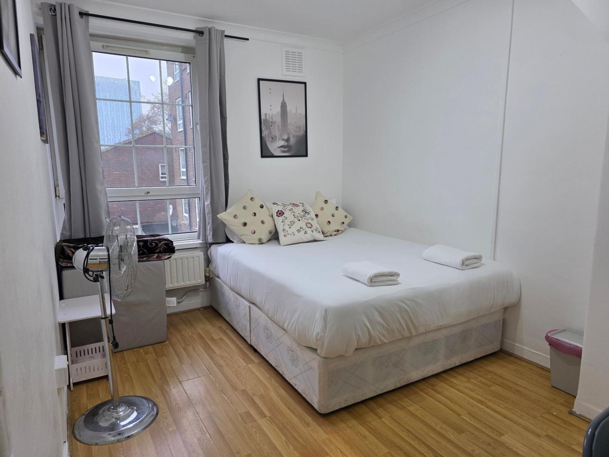 Budget Grey House Лондон Экстерьер фото