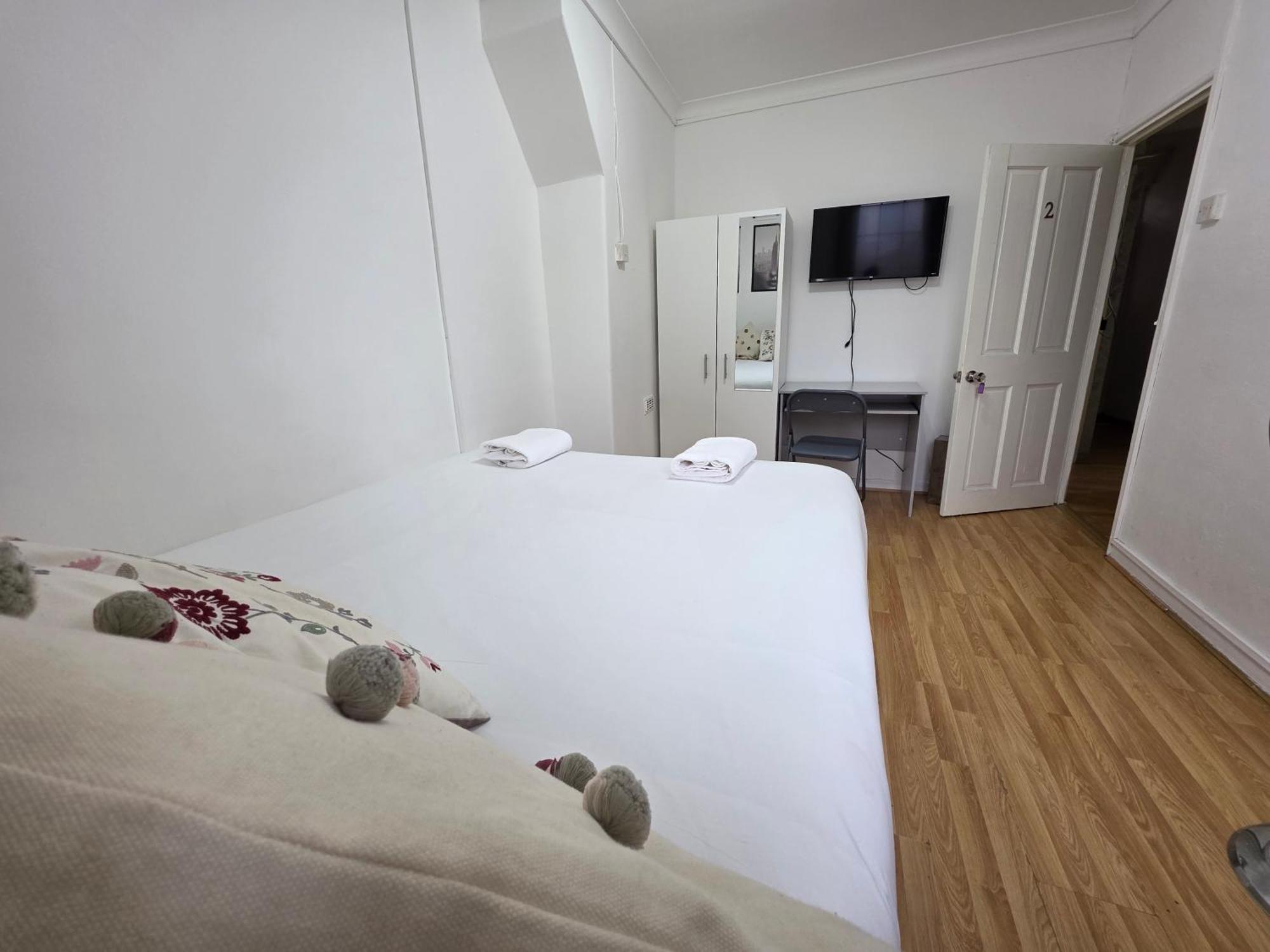 Budget Grey House Лондон Экстерьер фото