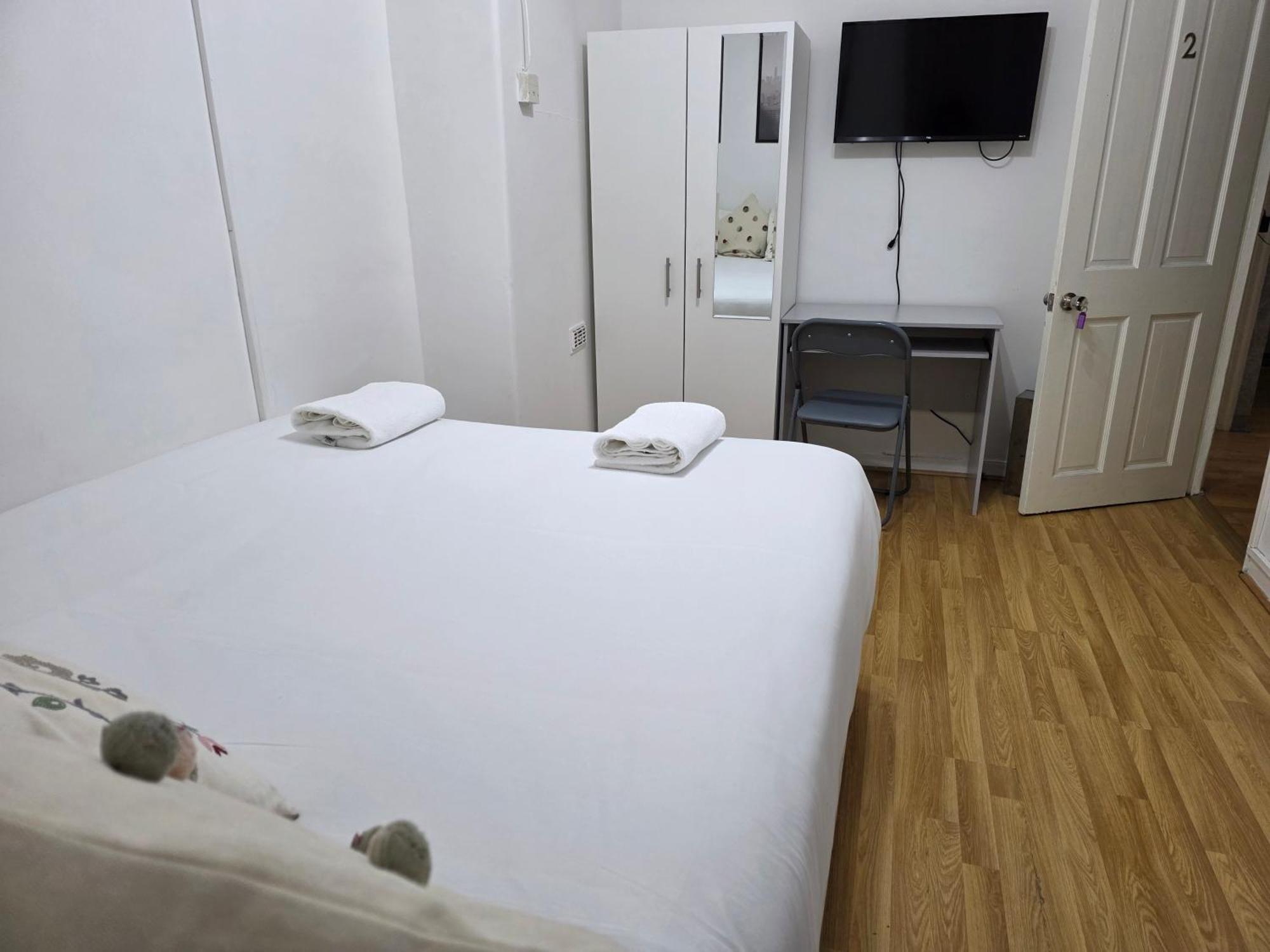 Budget Grey House Лондон Экстерьер фото